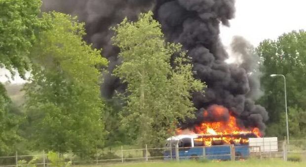 Bus Cotral in fiamme tra Roma e Monterotondo, passeggeri in salvo ... - Newsgo
