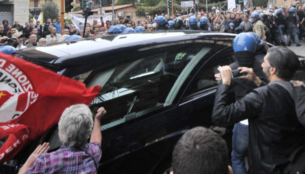 Priebke, funerali ad Albano Laziale: protestano sindaco e cittadini