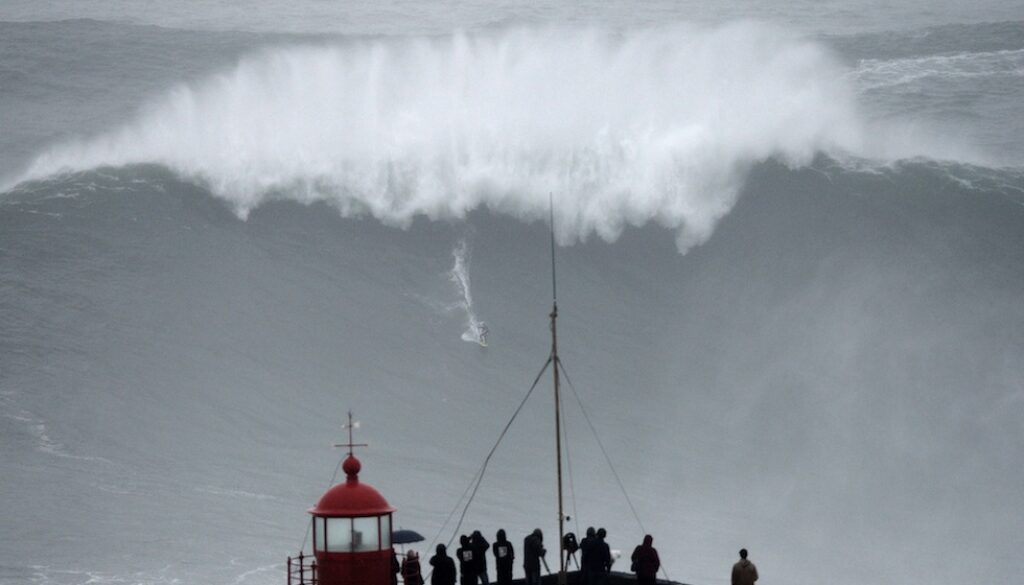 SURF-POR-BRA--BIG WAVE
