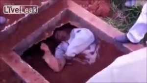 Uomo sepolto vivo in un cimitero viene salvato - Brasile Uomo sepolto vivo in un cimitero viene salvato - Brasile