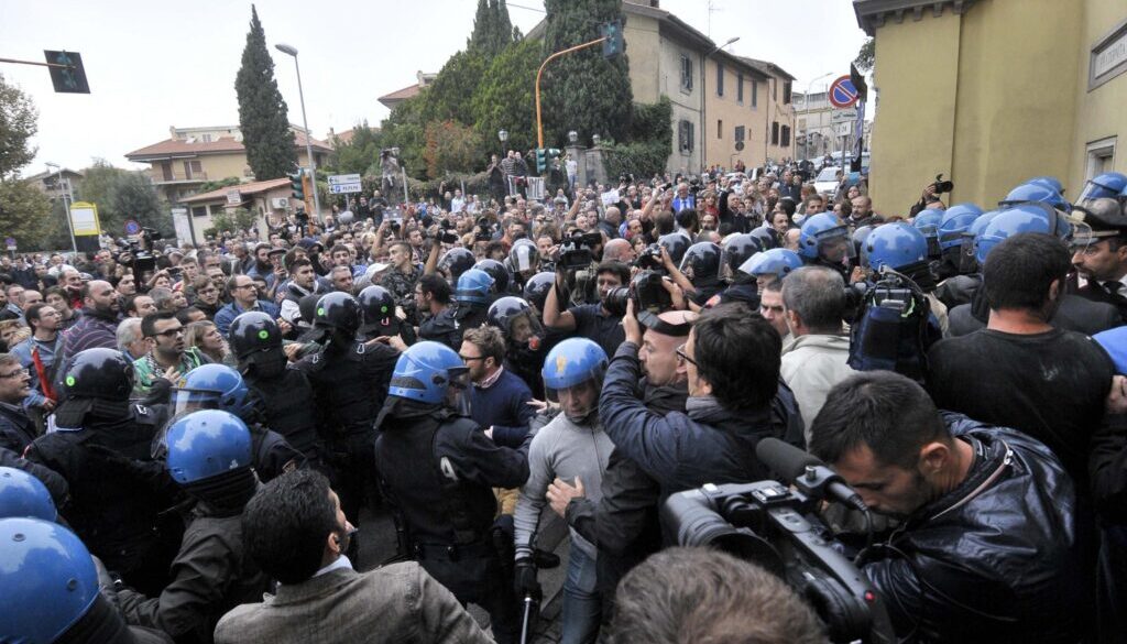 Priebke, funerali ad Albano Laziale: protestano sindaco e cittadini