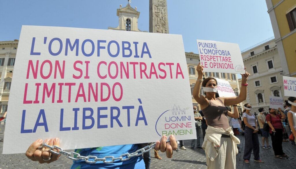 P.zza Montecitorio, flash mob contro l'omofobia