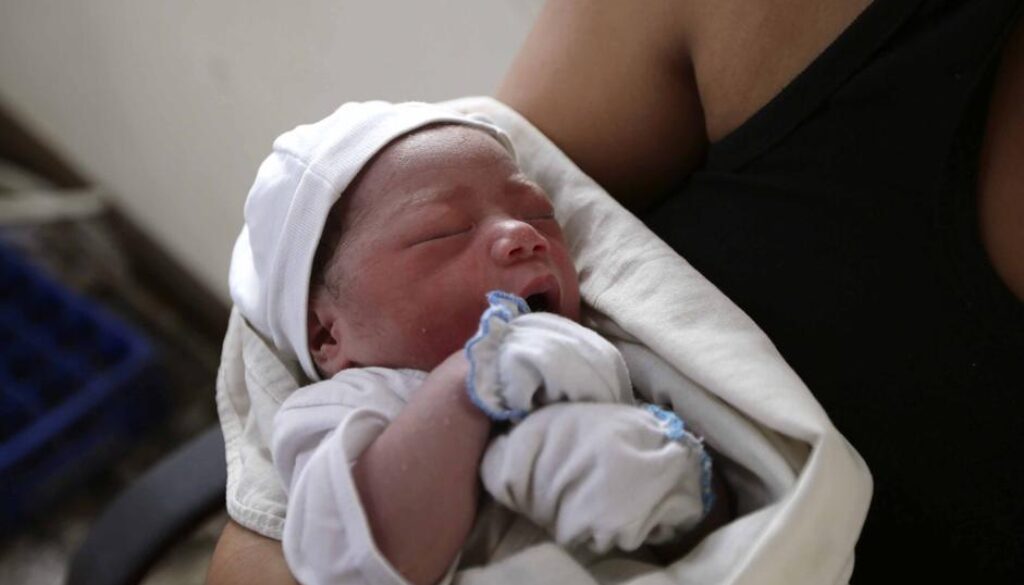 Filippine, il bimbo nato durante il passaggio del tifone