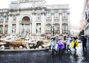 MALTEMPO:VIOLENTO TEMPORALE SU ROMA DIFFICOLTA' PER BUS