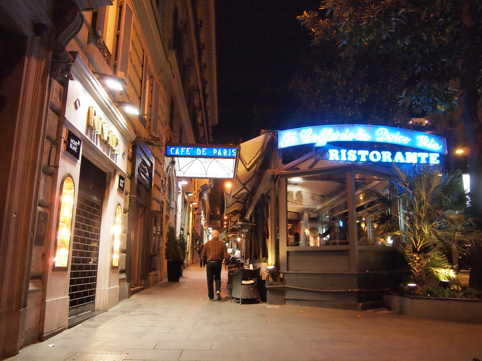 Incendio e sfratto al Cafè De Paris, il bar della Dolce Vita Incendio e sfratto al Cafè De Paris, il bar della Dolce Vita