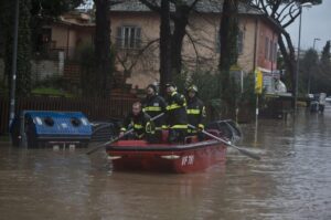 Maltempo: Roma, cittadini su tetti case, Vdf con anfibi Maltempo: Roma, cittadini su tetti case, Vdf con anfibi