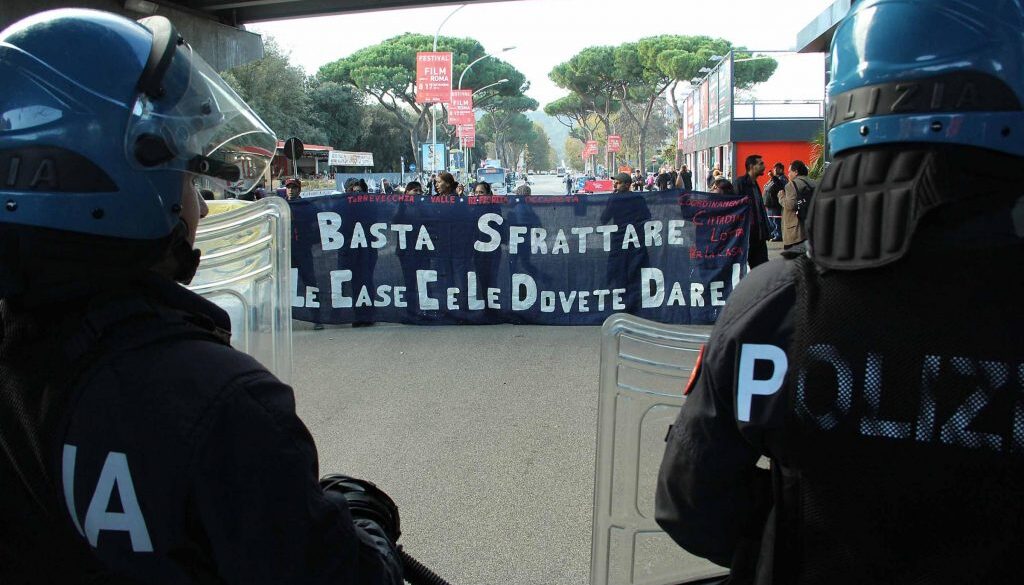 I manifestanti del Movimento per la casa davanti all'Auditorium