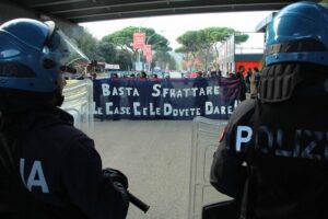 I manifestanti del Movimento per la casa davanti all'Auditorium I manifestanti del Movimento per la casa davanti all'Auditorium
