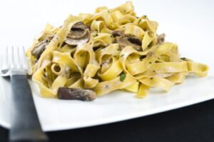 ricetta del giorno - tagliatelle ai funghi con salsiccia