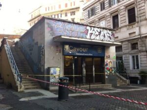 incendio Roma centro_metro Cavour chiusa
