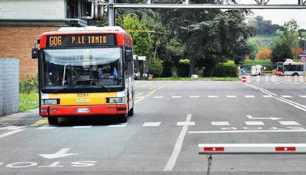 PAOLO CAPRIOLI AGENZIA TOIATI Autobus Atac a Saxa Rubra e rimessa Trambus Grottarossa