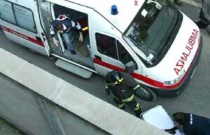 cade dal balcone