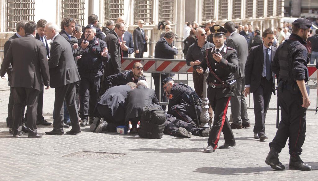 Sparatoria di fronte a Palazzo Chigi