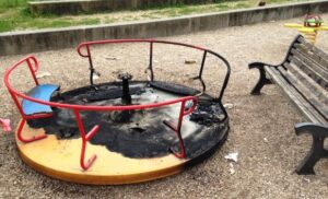 Garbatella: incendiate le giostre del giardino Desiderio Nobels