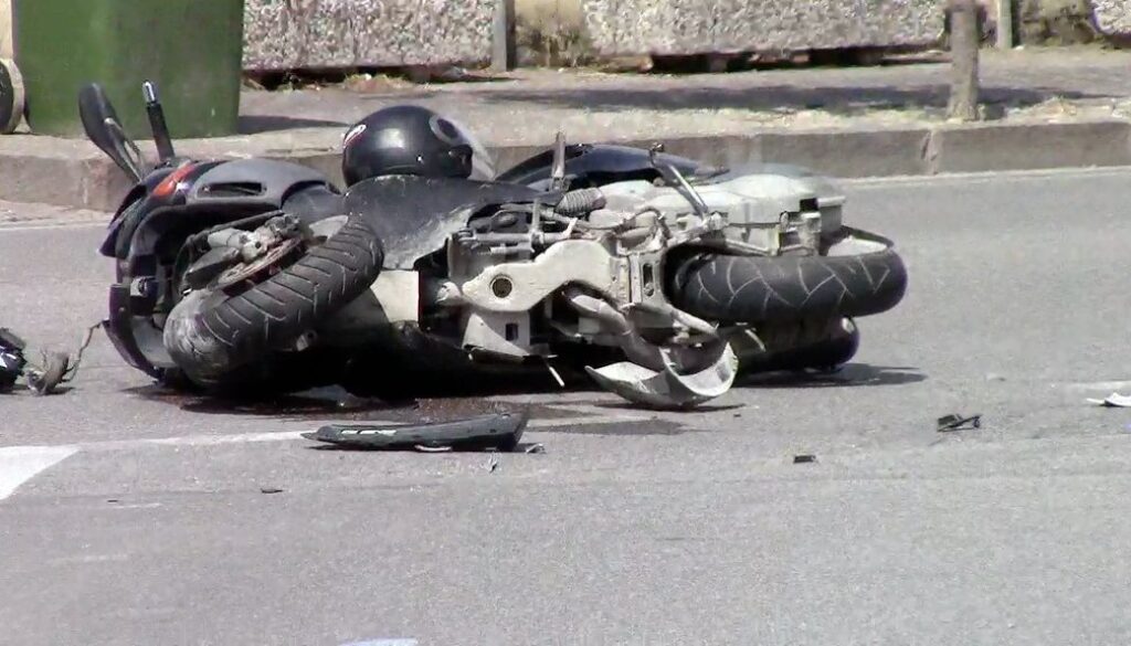 motociclista si schianta contro un bus _prati
