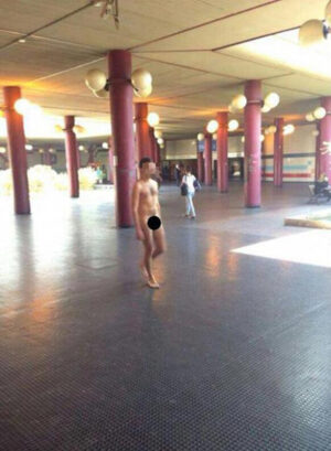 nudo passeggia in metro A