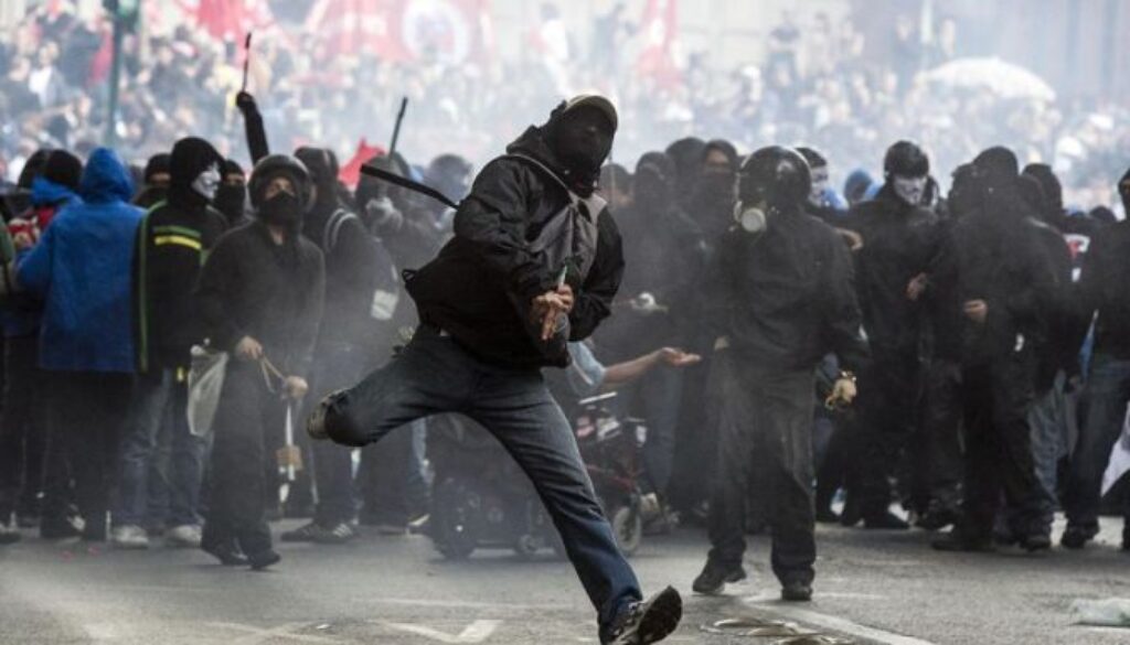 turisti prigionieri durante la guerriglia del 12 aprile