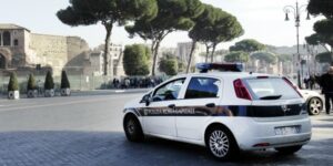 staccò a morsi un dito a un vigile assolto