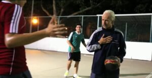 Abuelo Memo vecchietto campo