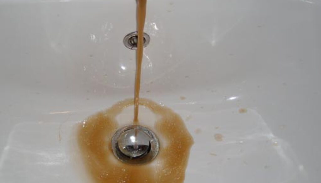 acqua marrone