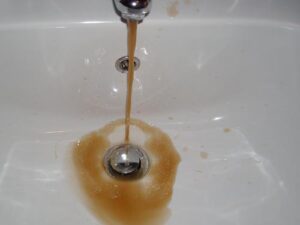 acqua marrone