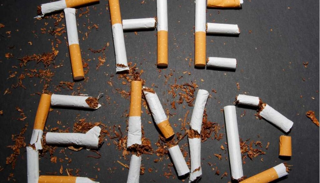 Da luglio multe per chi getta sigarette e gomme da masticare