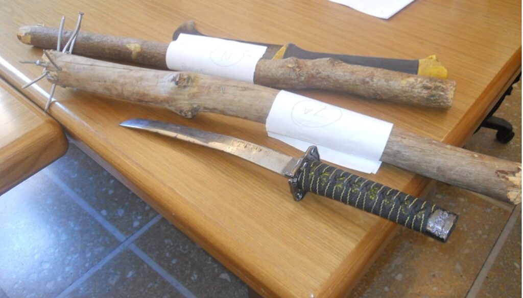Aggrediscono con bastoni e minacciano con coltello per 75 euro al Tuscolano