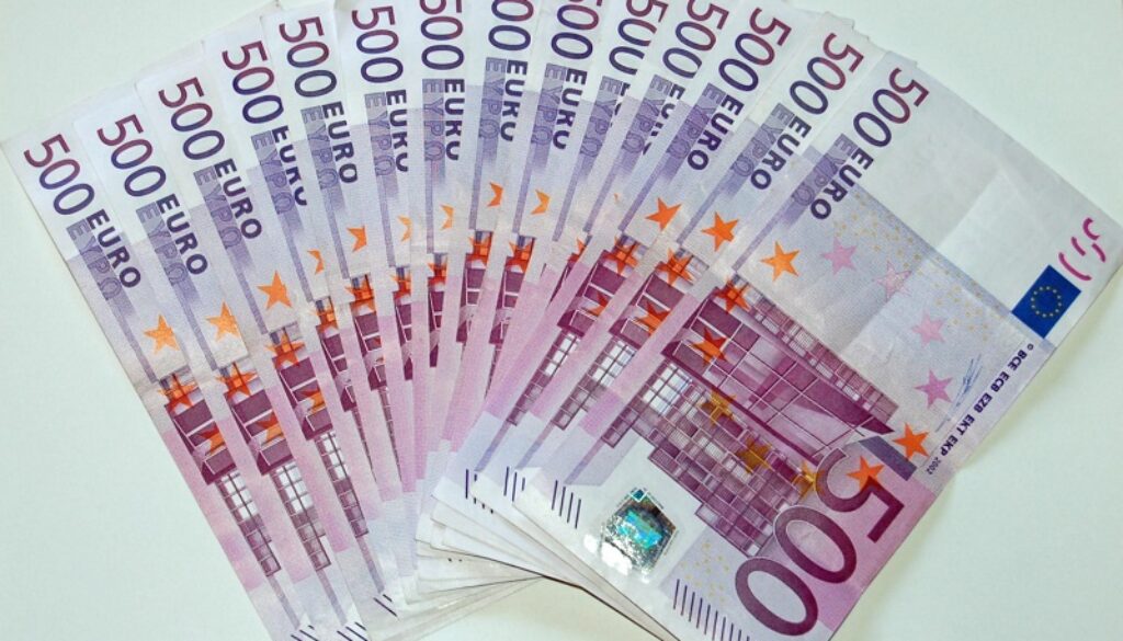 Dipendente di un albergo all'Esquilino entra in camera e ruba oltre 5 mila euro