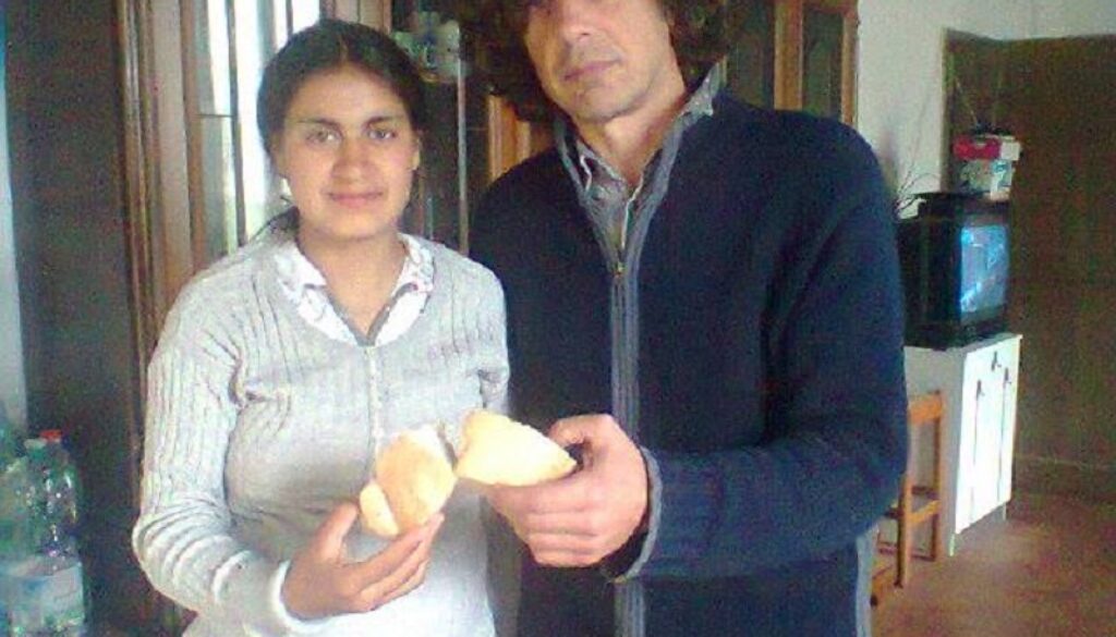 Marcello Zuinisi e Maria spezzano il pane e lo offrono a Matteo Salvini