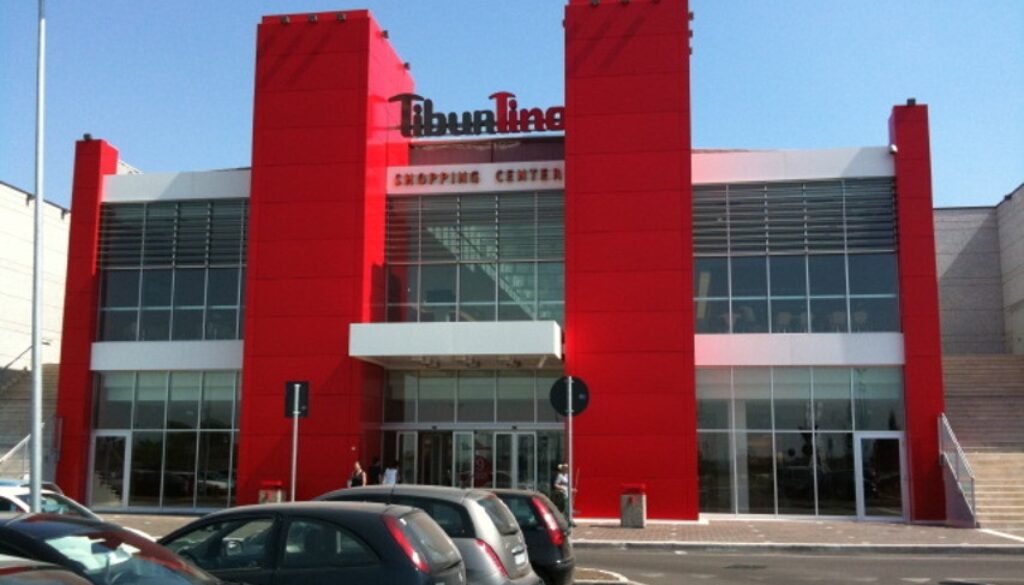 Rapina al centro commerciale Tiburtino di Guidonia