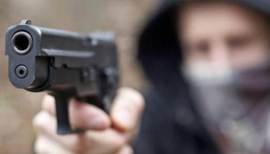 Rapina una farmacia sulla Tuscolana, la titolare riesce a bloccare il complice