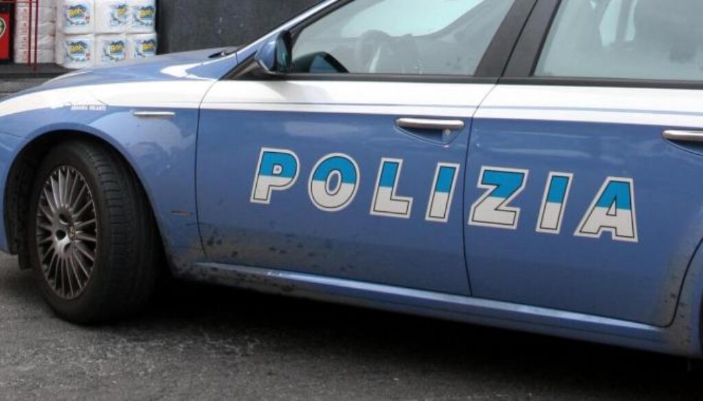 Sfondano vetrina del centro commerciale Tiburtino di Guidonia e scappano dopo aver sottratto il bancomat