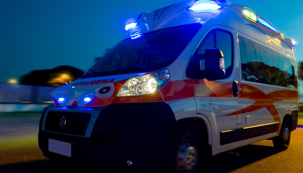 auto si ribalta e finisce in un fosso sulla Casilina