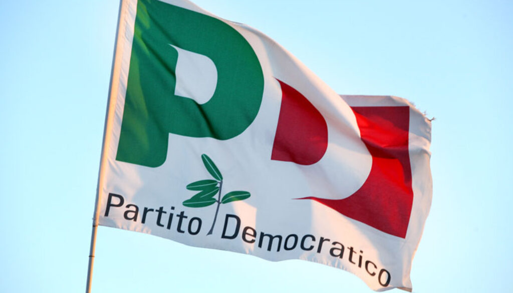 bandiera Pd bruciata circolo viale Tor Marancia bandiera Pd bruciata circolo viale Tor Marancia