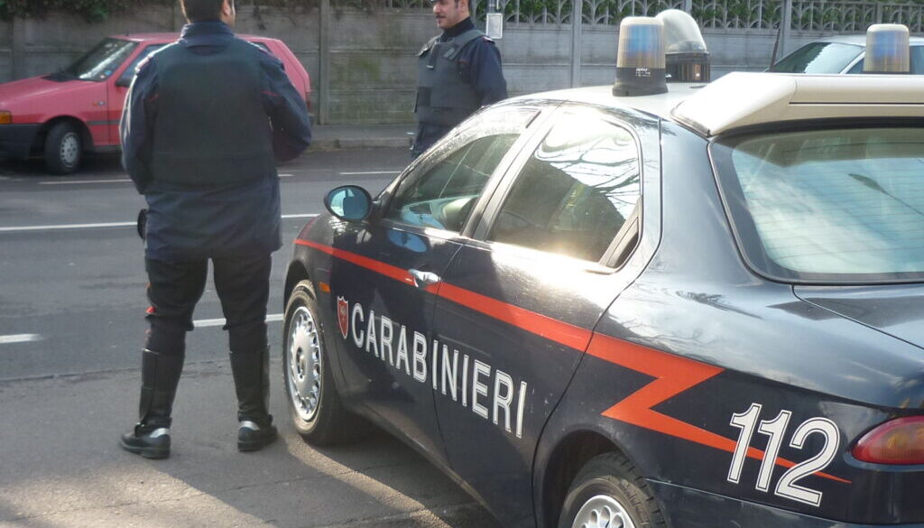 bloccano una turista a Circo Massimo per derubarla