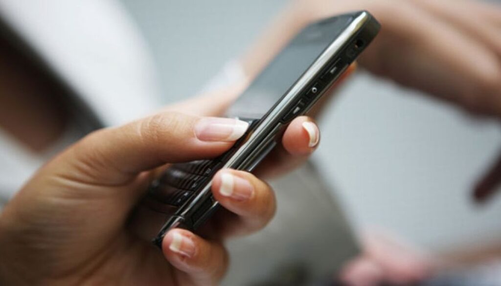 chiedono soldi per restituire un telefono smarrito all'Eur