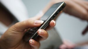chiedono soldi per restituire un telefono smarrito all'Eur