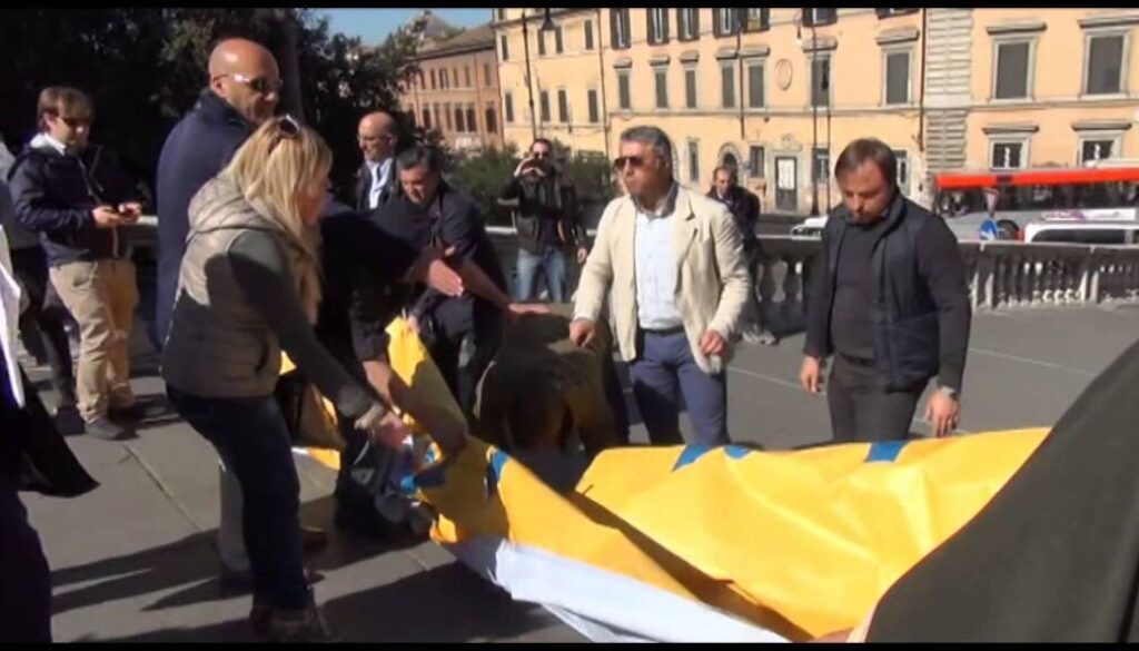 DifendiAMO Roma: Lo striscione di 16 metri srotolato sulla scalinata del Campidoglio – Video