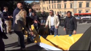 DifendiAMO Roma: Lo striscione di 16 metri srotolato sulla scalinata del Campidoglio – Video