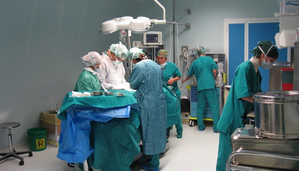 entra in clinica per rimuovere cicatrici e le bucano intestino