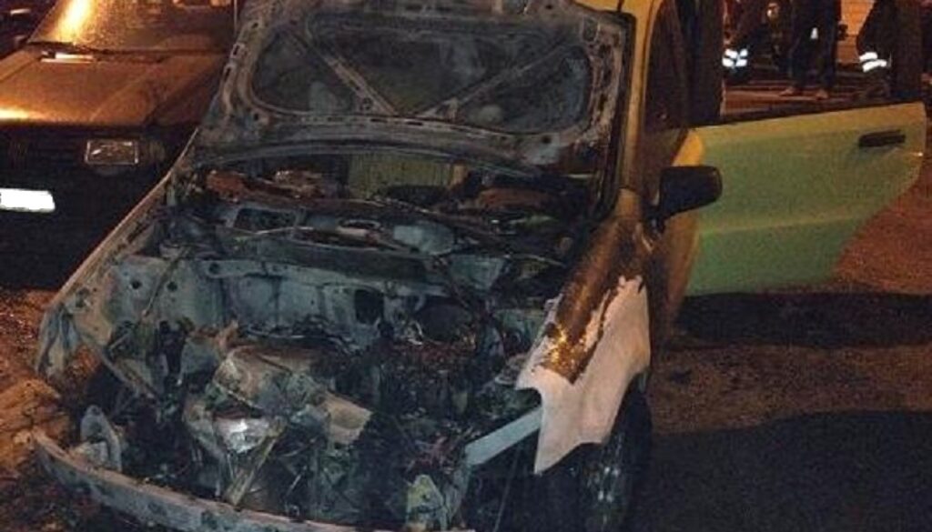 marito geloso incendia auto dei vicini