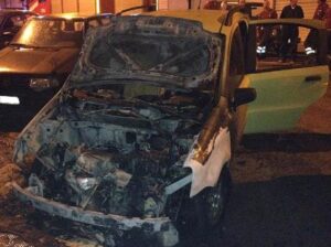 marito geloso incendia auto dei vicini