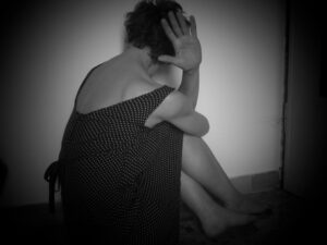 minaccia e aggredisce la madre per 150 euro