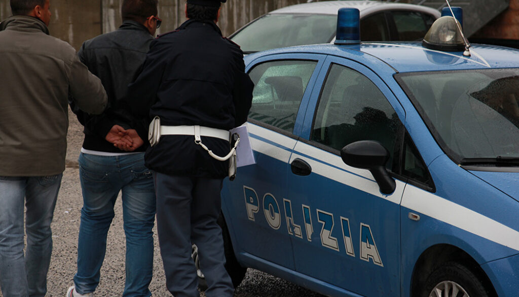 minaccia rivale in amore e aggredisce i poliziotti a Tivoli