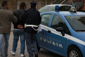 minaccia rivale in amore e aggredisce i poliziotti a Tivoli