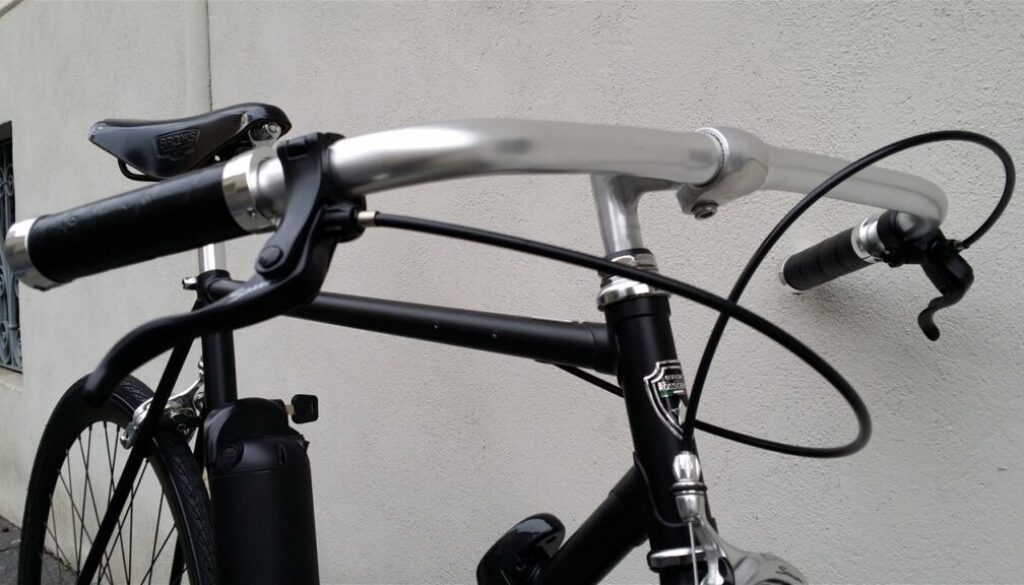 molesta una donna e fugga in bicicletta a La Storta