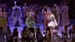 Peter Pan interrompe lo spettacolo e chiede a Wendy di sposarlo – Video