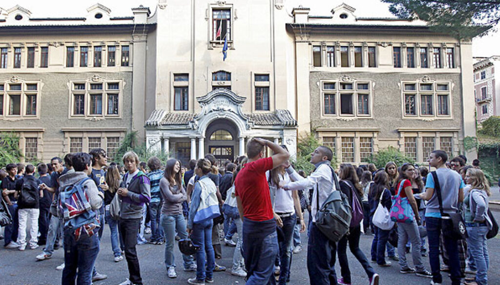 prendono a pugni studentessa del Mamiani che rifiuta un volantino