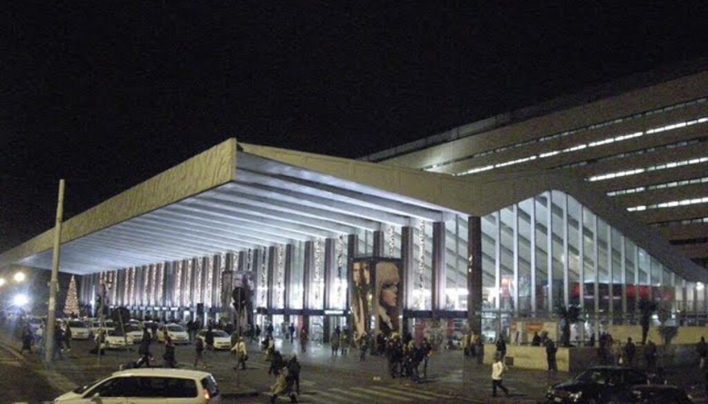 rapina una ragazza a Termini minacciandola con un coltello
