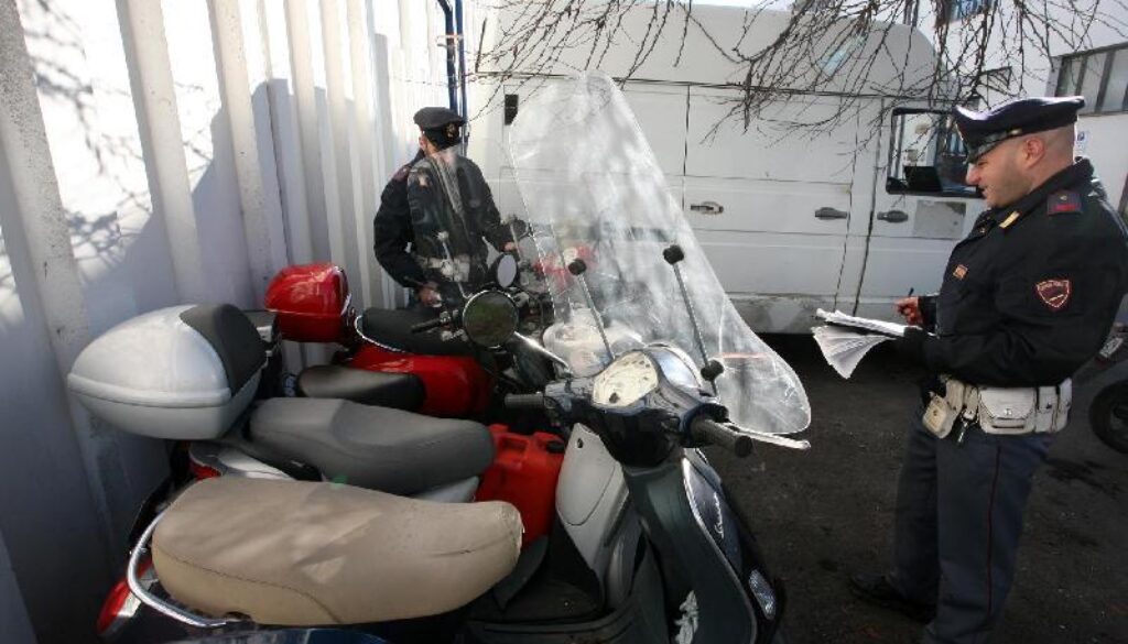 rubano motorini e li nascondono in un furgone a Tor de' Schiavi